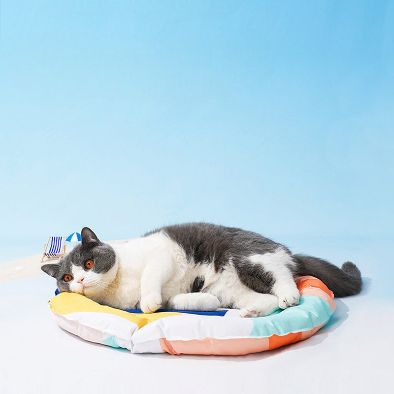 枕としても;淵部分にはPPコットンが詰め込まれているため、猫ちゃんが枕代わりに使用することができます。
